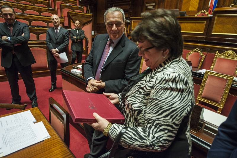 Durante l'incontro il presidente Grasso ha fatto omaggio alla presidente dell'associazione di un volume fotografico su palazzo Madama