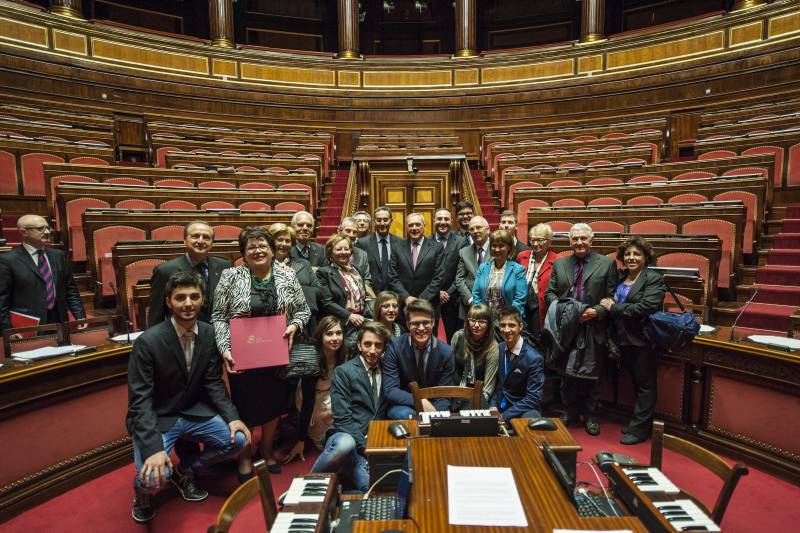 Alla fine della visita il presidente Grasso ha posato per una foto ricordo con la delegazione avolese nell'Aula del Senato