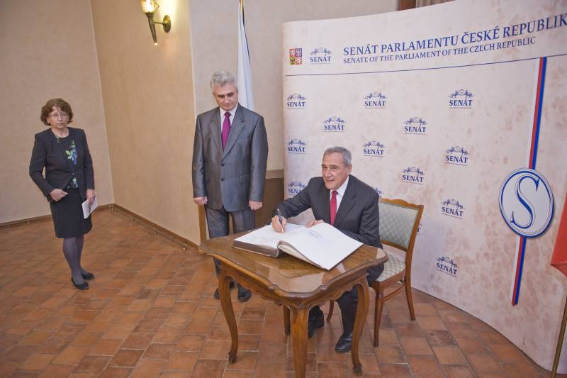 Il Presidente del Senato Pietro Grasso firma il Libro d'Onore del Presidente del Senato della Repubblica Ceca, Milan Štěch