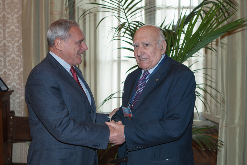 Il Presidente Grasso saluta il Presidente, Bernardo Traversaro.