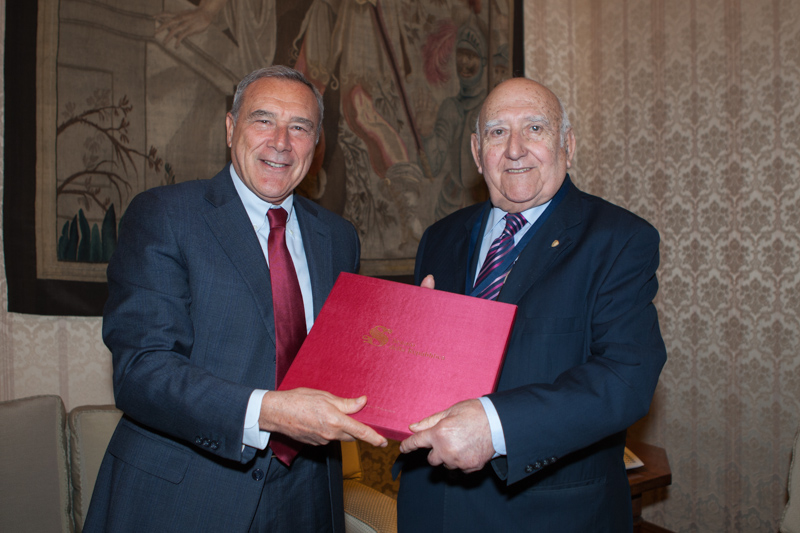 Il Presidente Grasso dona un volume illustrato del Senato al Presidente Bernardo Traversaro.