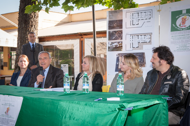Il saluto del Presidente Grasso durante la festa dell'inizio della campagna di ristrutturazione della Terza Casa.