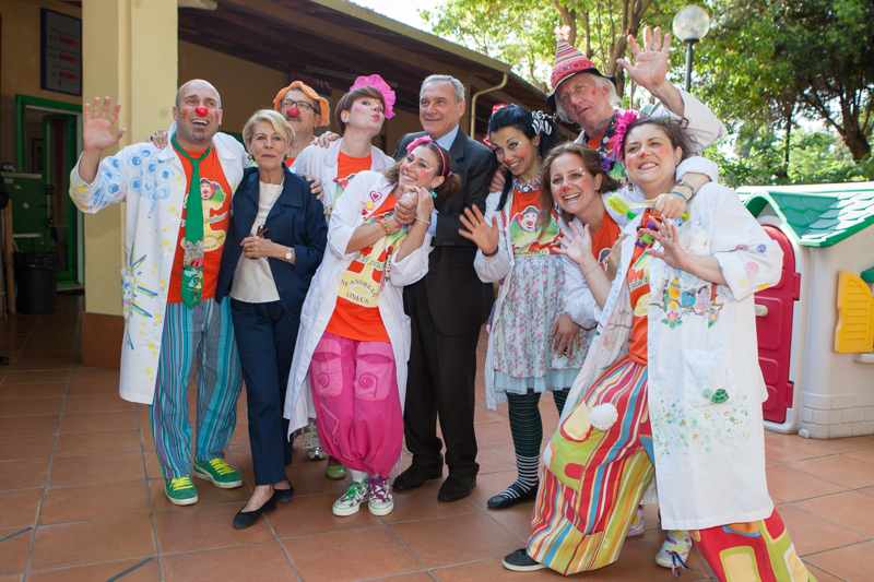 Il Presidente Grasso e consorte con i clown dottori.