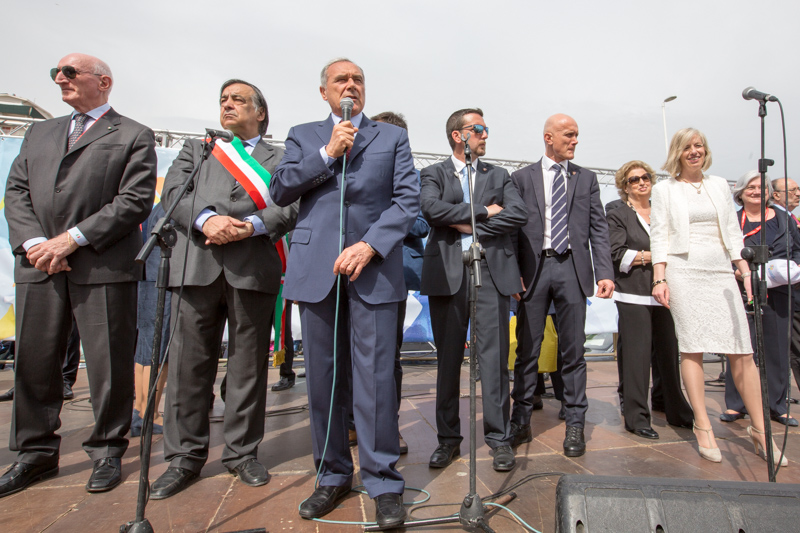 Il Presidente Grasso saluto gli studenti presenti al porto di Palermo.