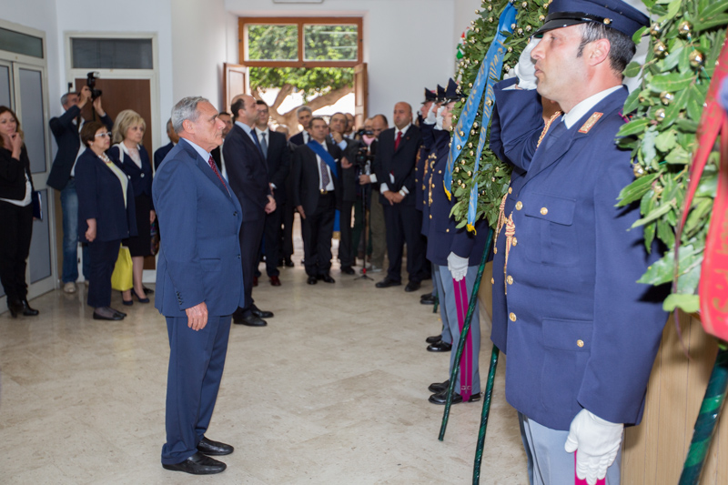 Il Presidente Grasso depone una corona alla memoria degli agenti vittime delle due stragi.