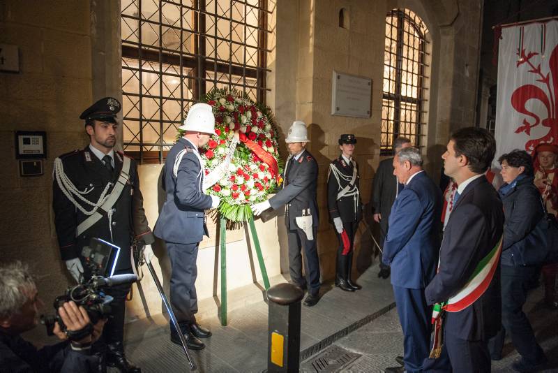 Il momento della memoria. Il Presidente Grasso depone una corona d'alloro davanti alla lapide commemorativa della strage mafiosa in via dei Georgofili