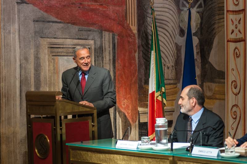 Il presidente Grasso si rivolge all'autore del libro, Giovanni Grasso, durante il suo discorso