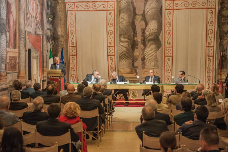 Il tavolo dei relatori: vicino al Presidente Grasso, Andrea Riccardi, Walter Veltroni e l'autore, Vannino Chiti