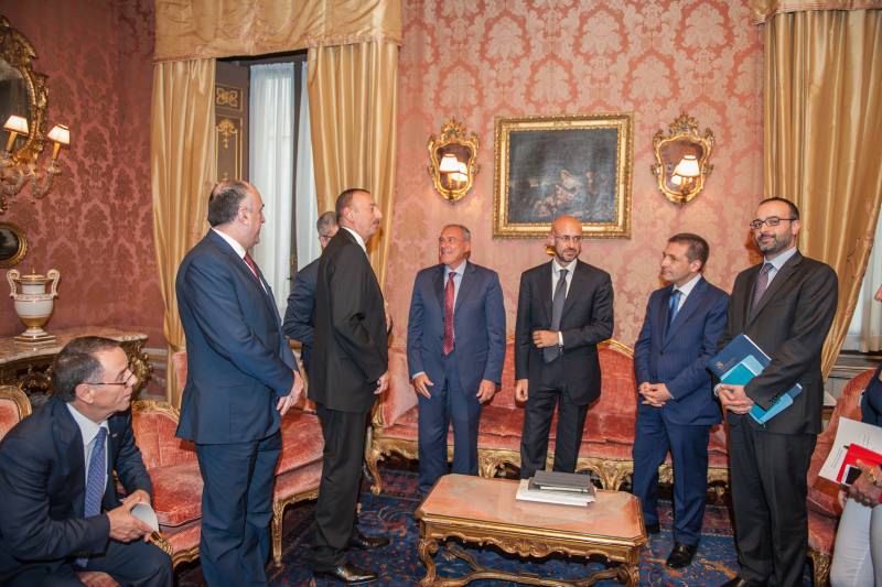 La delegazione dell Azerbaijan si è poi incontrata con il presidente Grasso ed il suo staff nella Sala rossa