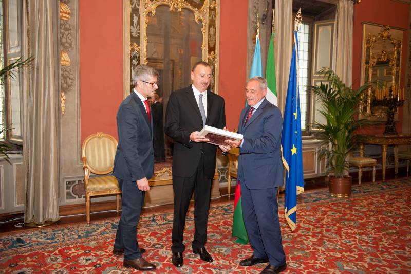 I saluti e lo scambio di doni tra il presidente Grasso e il presidente Aliyev