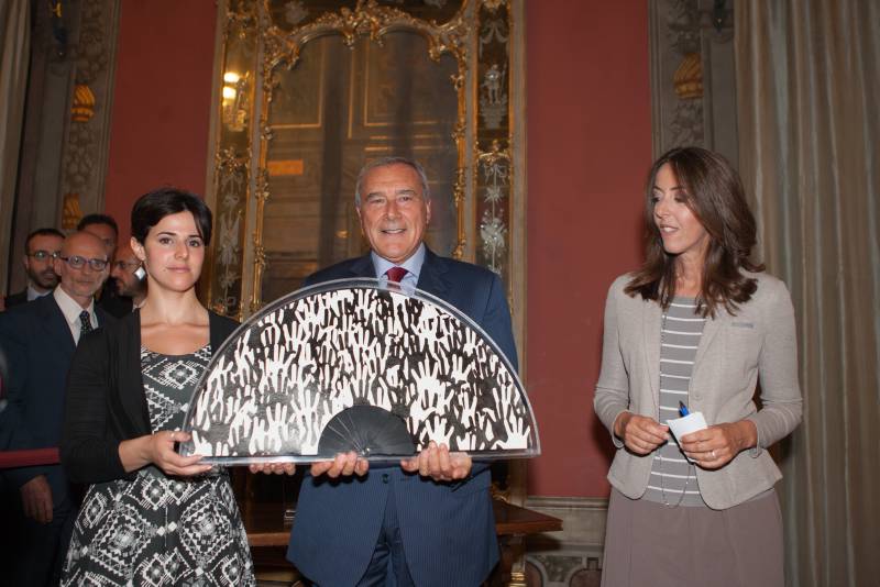 Alla fine della cerimonia il Presidente Grasso ha posato per la foto rituale con la Presidente della Stampa Parlamentare, Sardoni, e con l'autrice dell'opera, Eleonora Trapani