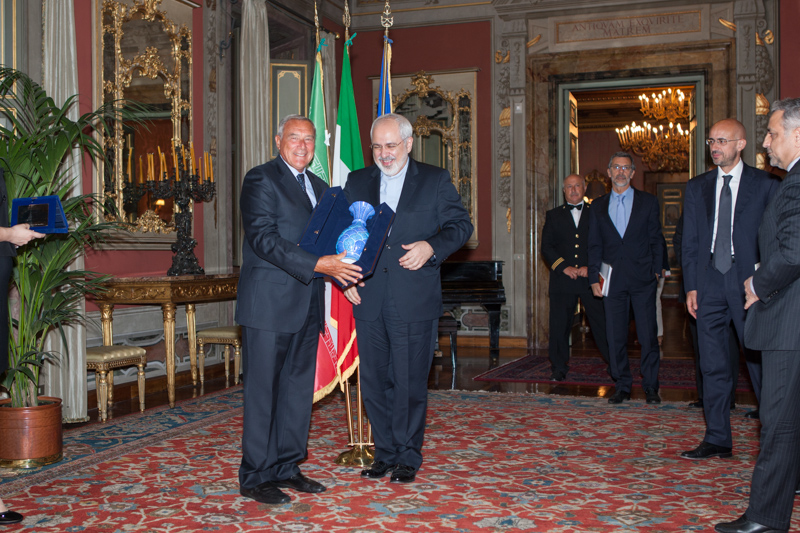 Il Presidente Grasso riceve un dono dal Ministro degli Affari esteri della Repubblica Islamica dell'Iran, Mohammad Javad Zarif.