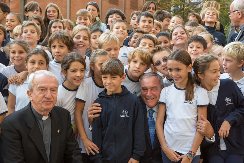 Il Presidente Grasso e il Rettore Don Aldo Geranzani con i ragazzi del Collegio San Carlo.