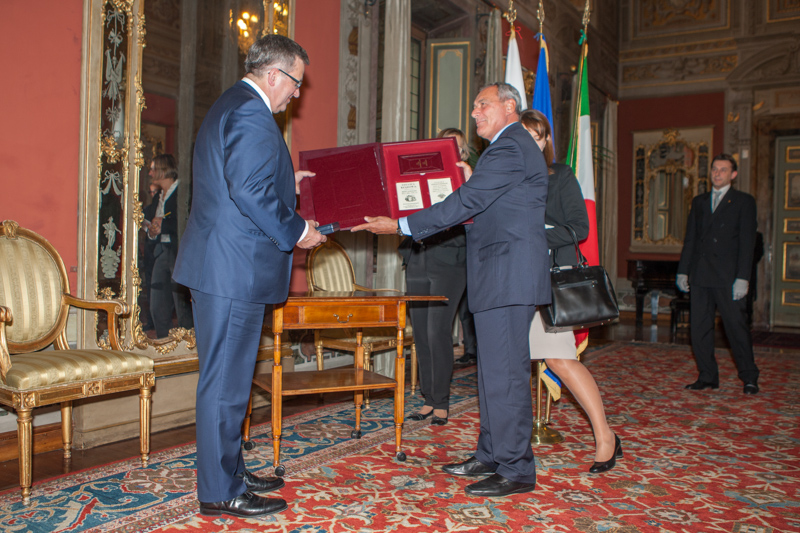 Scambio di doni tra il Il Presidente Grasso e il Presidente della Repubblica di Polonia Bronislaw Komorowski.