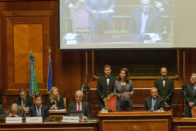 Dopo il discorso introduttivo, il presidente Grasso ha passato la parola alla presidente della Camera dei Deputati, Laura Boldrini, per un indirizzo di saluto