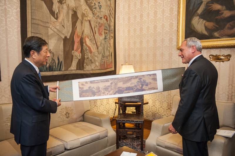 Il dipinto su seta donato dal vice presidente Zhang Ping