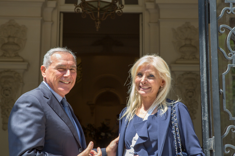 Il Presidente Grasso è accolto dall'Ambasciatore d'Italia in Argentina, Teresa Castaldo.