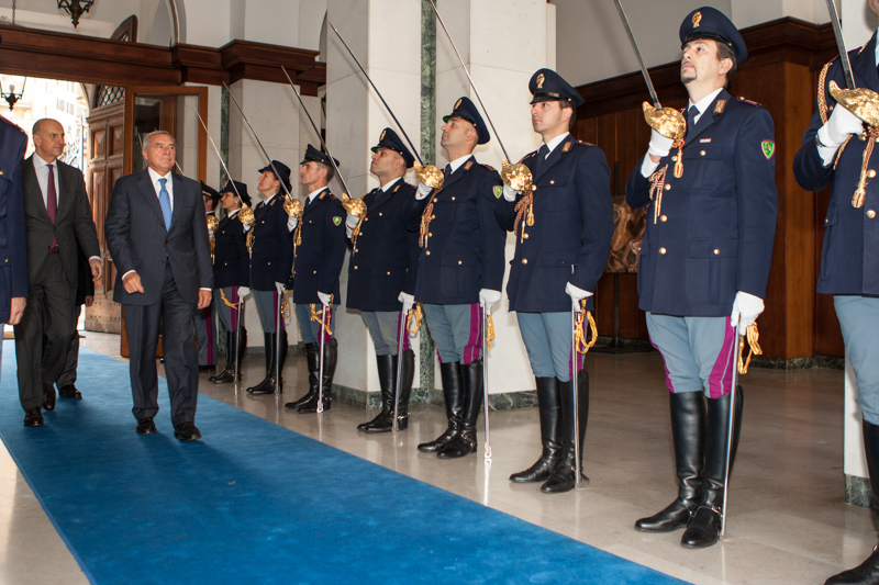 Il Presidente Grasso riceve gli onori da un reparto schierato