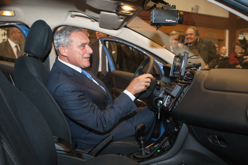 Il Presidente Grasso all'interno della nuova auto in uso alla Polizia di Stato, dotate a bordo del sistema Mercurio, che permetterà una migliore attività di prevenzione