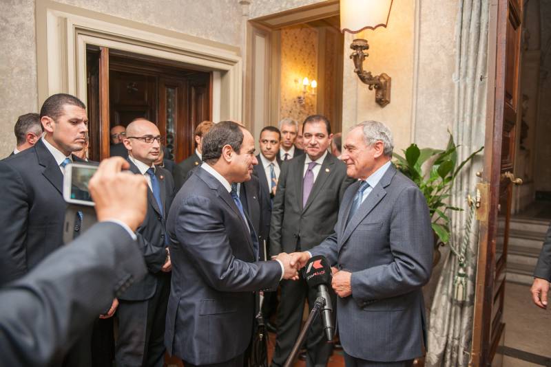 Alla fine dell'incontro, i saluti tra il presidente Grasso ed il presidente egiziano Al Sisi