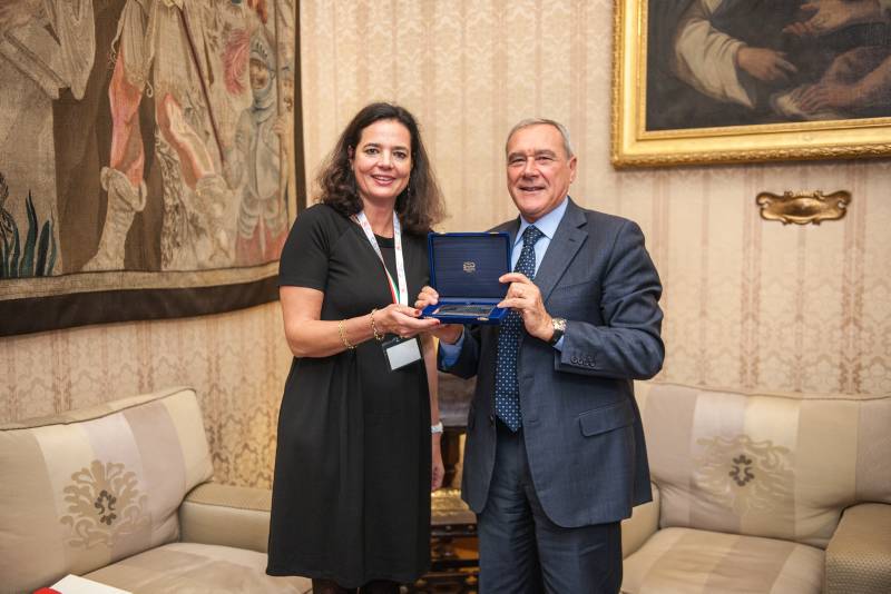 Al termine dell'incontro, i saluti e lo scambio di doni tra il presidente Pietro Grasso e la presidente Christine Defraigne