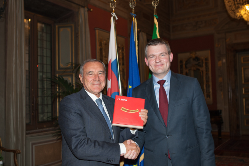 Il Presidente Grasso riceve in dono un libro sulla storia della Repubblica Slovacca.