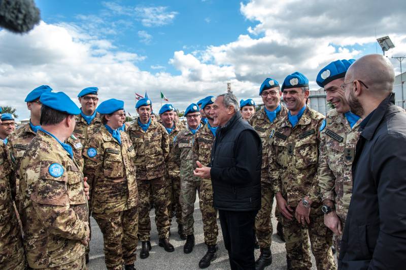 Fuori dal protocollo, il Presidente Grasso si intrattiene cordialmente con alcuni militari della componente italiana dell'UNIFIL