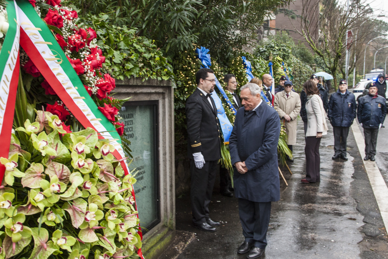 Il Presidente Grasso davanti alla lapide commemorativa a ricordo dell'eccidio