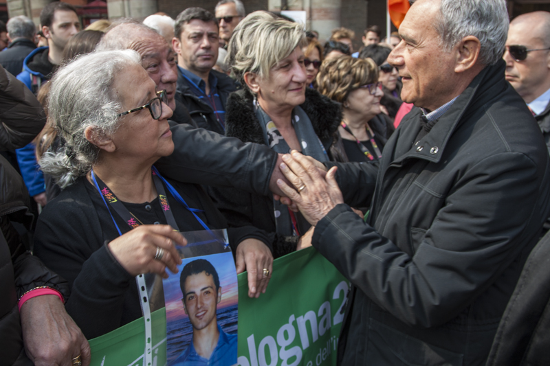Il Presidente Grasso saluta i famigliari delle vittime in corteo