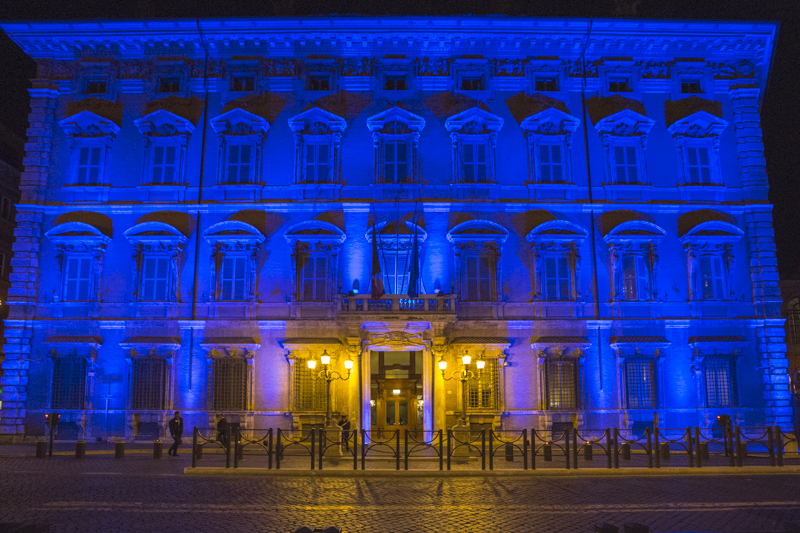 La facciata di Palazzo Madama illuminata da una luce blu, per l'iniziativa internazionale in occasione della 
