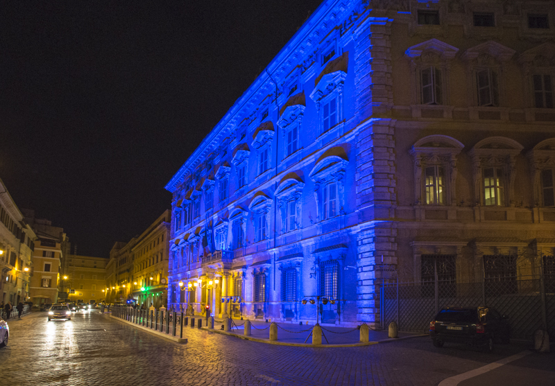 Palazzo Madama illuminato da luci blu