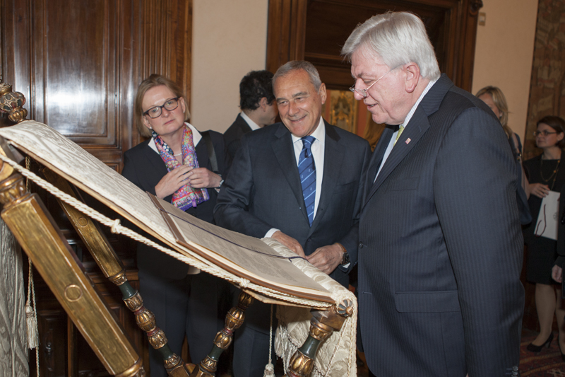 Il >Presidente Grasso mostra al presidente del Bundesrat la copia della Costituzione italiana