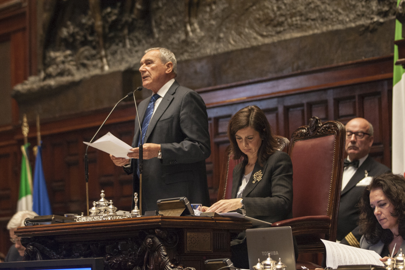 Il Presidente Grasso mentre pronuncia il discorso di apertura