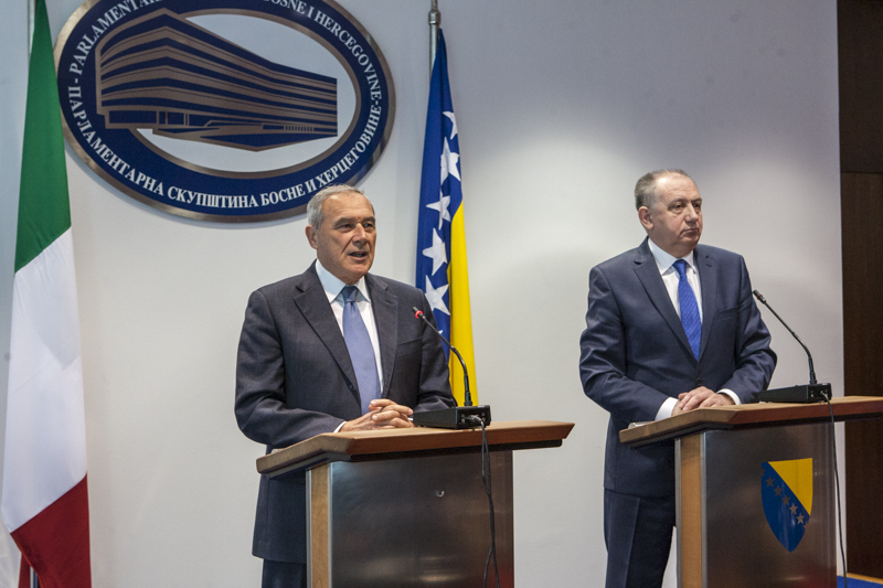 Il Presidente Grasso durante la conferenza stampa congiunta con il Presidente della Camera dei Popoli, Barisa Colac