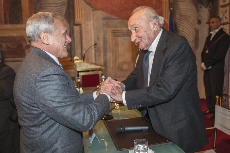 Il saluto tra il Presidente Grasso e Giovanni Sartori