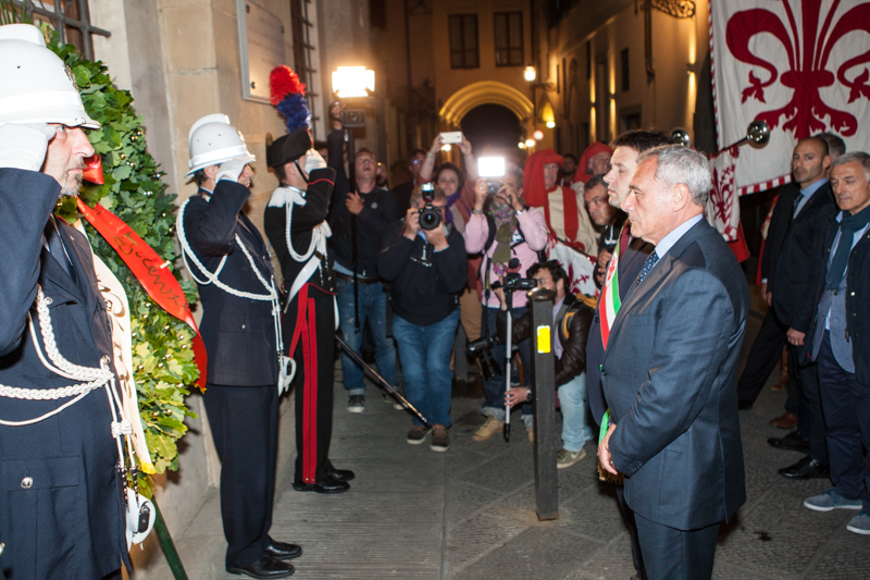 Il Presidente Grasso, con il Sindaco di Firenze depone una corona sulla lapide dedicata alle vittime della strage