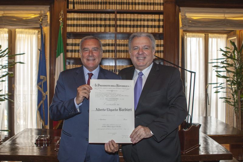 Il Presidente Grasso consegna l'onorificenza di Cavaliere dell'Ordine al Merito della Repubblica italiana al Rettore Barbieri.