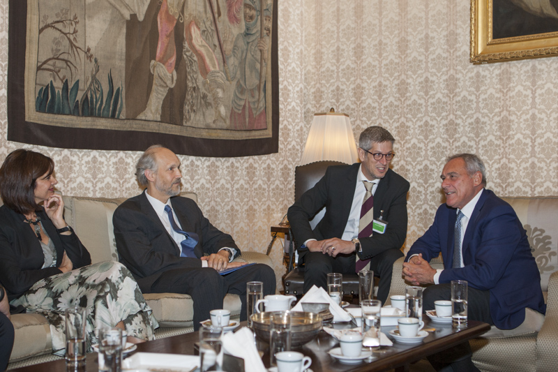 Il Presidente Grasso con la Presidente della Camera, Laura Boldrini e il Vice Segretario generale dell'OCSE, William Danvers.