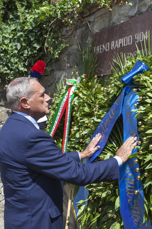 Il Presidente Grasso durante la deposizione della corona in ricordo delle vittime della strage del Rapido 904