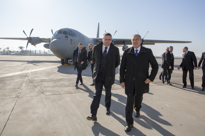 Il Presidente Grasso al suo arrivo a Baghdad accolto dall'Ambasciatore d'Italia, Marco Carnelos.