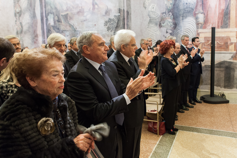 Il Presidente Grasso e il Presidente Mattarella nel momento della premiazione di Giorgio Napolitano.