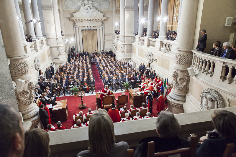 Il Primo Presidente della Corte di Cassazione, Giovanni Canzio, dichiara aperta la seduta dell'Assemblea Generale e svolge la relazione annuale sull'amministrazione della giustizia.