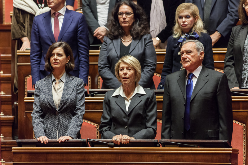 Il Presidente Grasso e la Signora Grasso, unitamente alla Presidente Boldrini, durante l'esecuzione dell'Inno Nazionale (Coro del Liceo scientifico e musicale 