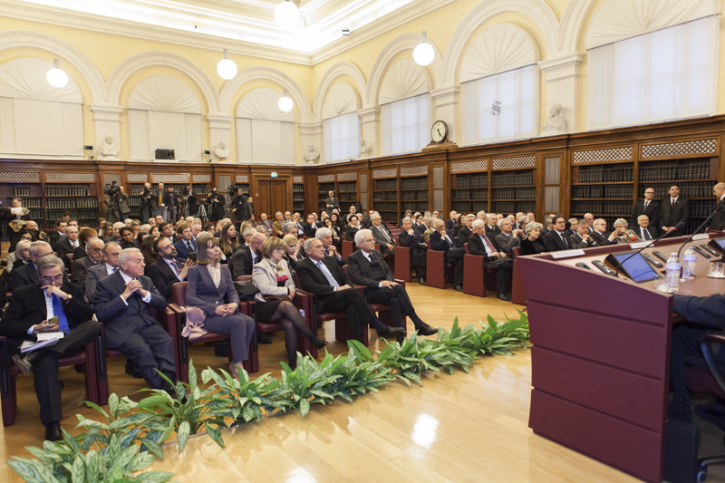 Il Presidente Grasso e il Presidente Mattarella ascoltano gli interventi dei relatori.