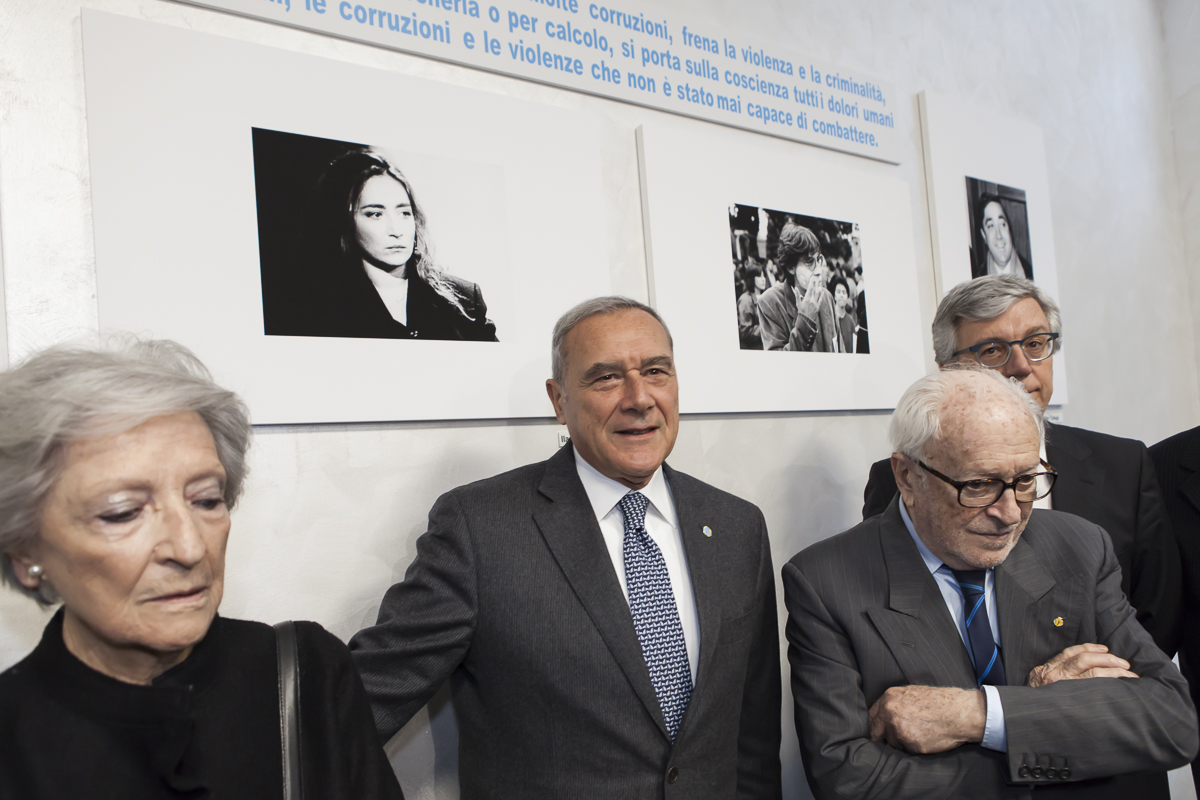 Il Presidente Grasso, Luciana Alpi e Arrigo Levi, dopo la scoprimento delle foto in ricordo dei giornalisti scomparsi.