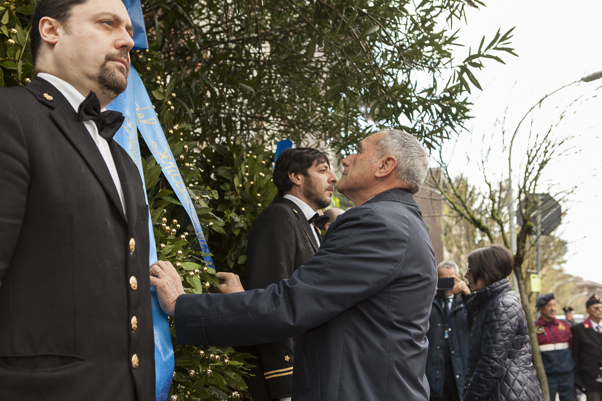 Il Presidente Grasso depone una corona di alloro alla lapide in memoria dell'eccidio di Via Fani.