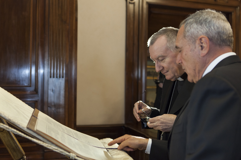 Il Presidente Grasso mostra al Cardinale Parolin la copia anastatica della carta costituzionale firmata a Palazzo Giustiniani il 27 dicembre 1947, conservata in Senato.