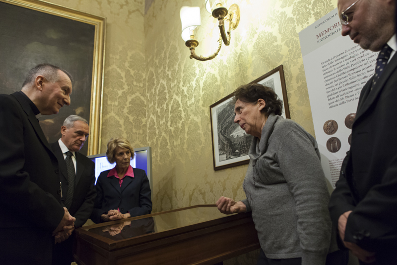 Il Presidente Grasso e il Cardinale Segretario di Stato effettuano una visita guidata della Mostra.