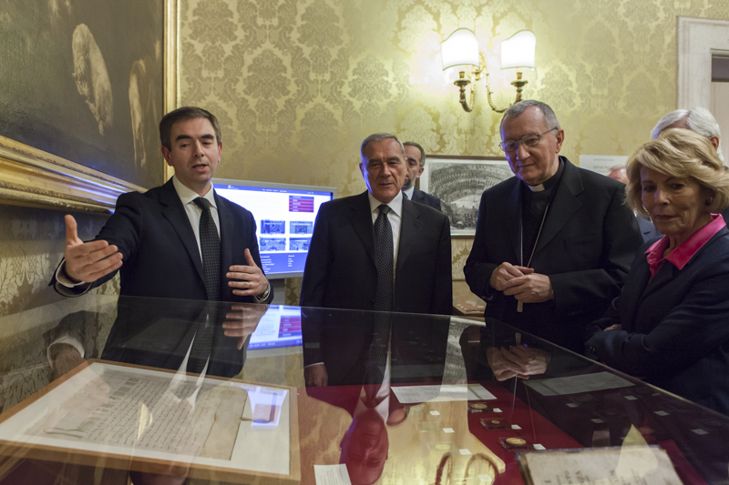Il Presidente Grasso e il Cardinale Segretario di Stato davanti la teca contenente la bolla originale 