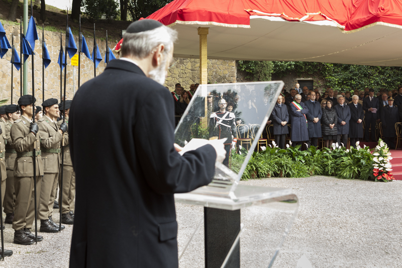 Il Presidente Grasso e il Presidente Mattarella nel momento della preghiera ebraica recitata dal Rabbino della Comunità Ebraica di Roma, Alberto Funaro.